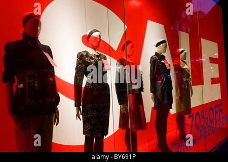 Verkaufsschild und Mannequin in der Londoner Regent Street Kleidung Schaufenster Stockfoto