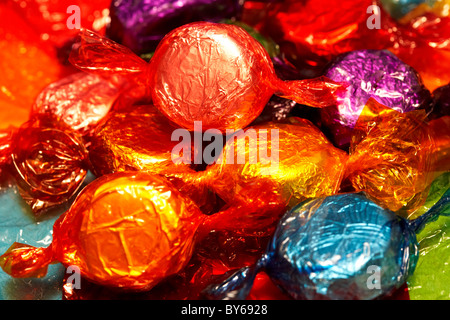 Haufen von eingewickelt Schokoladenbonbons in bunten Verpackungen Stockfoto
