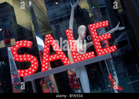 Verkaufsschild und Mannequin in der Londoner Regent Street Kleidung Schaufenster Stockfoto