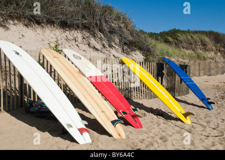 Surfbretter ruht auf Zaun Stockfoto