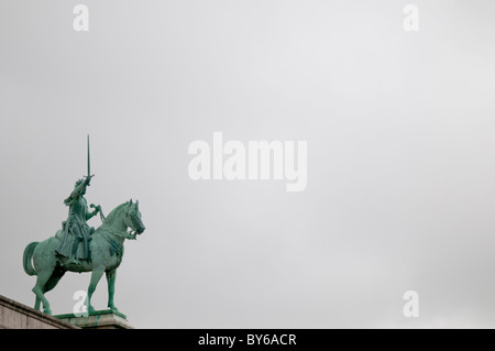 PARIS, Frankreich – Statuen von Rittern, die vor der Basilika Sacre-Coeur bewachen. Die Basilika Sacré-Cœur in Montmartre steht majestätisch auf dem höchsten Punkt von Paris. Diese berühmte Kathedrale mit weißer Kuppel, die 1914 fertiggestellt wurde, bietet einen atemberaubenden Blick auf die Stadt. Die Basilika ist ein bedeutendes religiöses und kulturelles Wahrzeichen und zieht Besucher mit ihrer atemberaubenden Architektur und ruhigen Inneneinrichtung an. Stockfoto