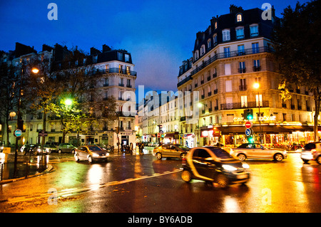 PARIS, Frankreich – nasse Straßen im 7. Arrondissement von Paris in der Nähe des Eiffelturms in der Abenddämmerung. Stockfoto