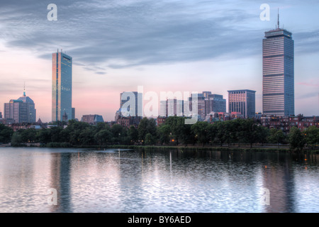 Die Skyline von Boston einschließlich der John Hancock und Prudential Center betrachtet über den Charles River in der Dämmerung in Boston, Massachusetts. Stockfoto