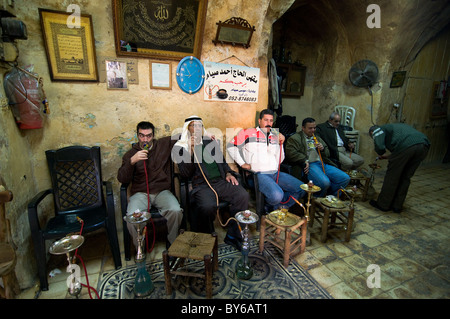 Palästinensische Männer rauchen Nargilas an einem Teehaus in der Altstadt von Jerusalem. Stockfoto