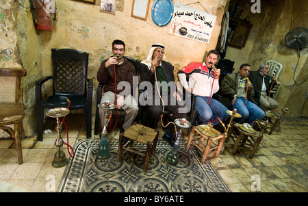 Palästinensische Männer rauchen Nargilas an einem Teehaus in der Altstadt von Jerusalem. Stockfoto