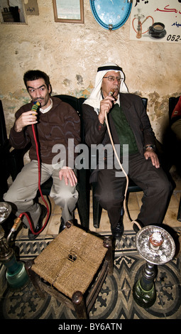 Palästinensische Männer rauchen Nargilas an einem Teehaus in der Altstadt von Jerusalem. Stockfoto