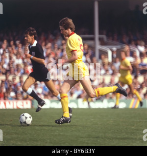 Historisches Archiv Bild Zuschauer Spieler und Schiedsrichter in Liverpool gegen Arsenal Fußballspiel im alten Highbury Stadion London England Großbritannien Stockfoto