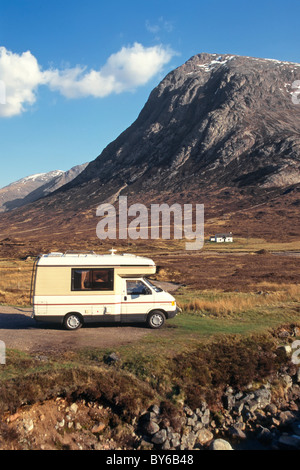 VW Auto Sleeper Familien-Camper-Van zu Fuß des Stob Dearg Berges blauer Himmel sonniger Tag mit Tour durch die schottischen Highlands Lagangarbh Hut Ferne Schottland UK Stockfoto