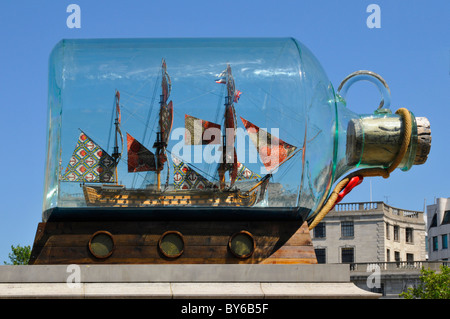 Nahaufnahme des Kunstmodells des Nelsons Flaggschiff Victory in einer Flasche von Yinka Shonibare Kunstwerk auf dem vierten Sockel im Trafalgar Square London England Großbritannien Stockfoto