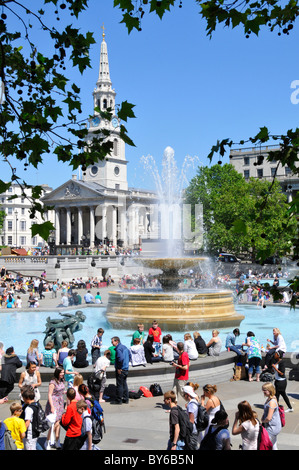 Trafalgar Square Brunnen London England UK St Martin in den Feldern Kirche und Turm darüber hinaus auf einen blauen Himmel Sommertag Stockfoto