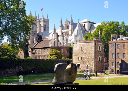 Bildhauer Henry Moore bronze abstrakte Moderne Kunst Skulptur Knife Edge zwei Stück im College Green Park Jewel Tower & Westminster Abbey über London, Großbritannien Stockfoto