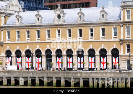 Old Billingsgate Fish Market Gebäude am Ufer des Flusses Themse jetzt für Events und Veranstaltungen so St Georges Kreuz Fahne Flagge Stadt London England England Stockfoto