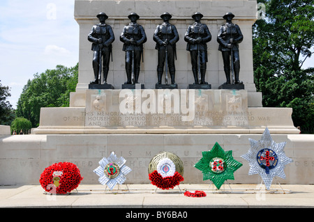 Kränze an der Portland Stein Obelisk & Nahaufnahme der fünf Skulpturen aus Bronze auf Wachen Kriegerdenkmal neben Horse Guards Parade Ground London UK Stockfoto