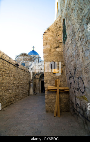 Große Holzkreuze auf die Kirche des Heiligen Grabes in Jerusalem. Stockfoto