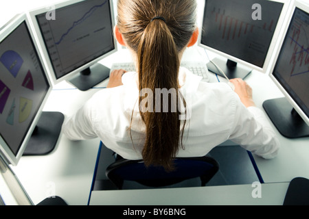 Foto der Rückseite Spezialist etwas Arbeit am Computer Stockfoto