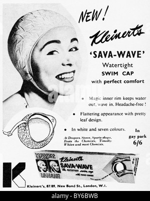 in Damenmode-Magazin für Kleinert's Sava-Wave wasserdichte Badekappe 1950er Jahre Spot Stockfoto