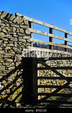 Trockensteinmauer, Tor und Zaun. Troutbeck, Nationalpark Lake District, Cumbria, England, Vereinigtes Königreich, Europa. Stockfoto