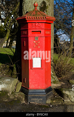 Viktorianischer Briefkasten / Pillarbox in Buxton, Derbyshire. VEREINIGTES KÖNIGREICH. Stockfoto