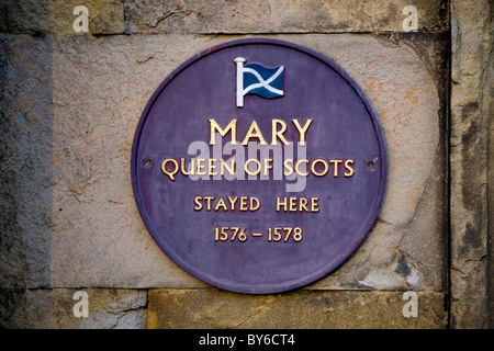 Gedenktafel für Besuche von Mary Queen of Scots an der Wand des Old Hall Hotel / Restaurant. Buxton, Derbyshire. VEREINIGTES KÖNIGREICH. Stockfoto
