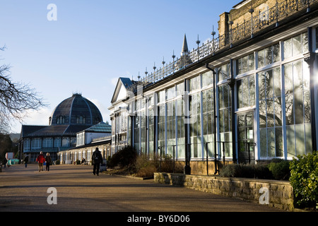 Octagon-Halle, ganz links; Pavillion Garten, Vordergrund rechts; und Pavillon Café / Arts Centre, Mitte. Buxton, Derbyshire. VEREINIGTES KÖNIGREICH. Stockfoto