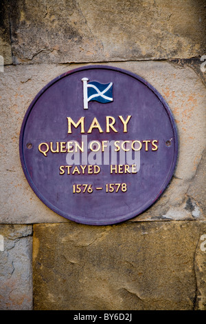 Gedenktafel für Besuche von Mary Queen of Scots an der Wand des Old Hall Hotel / Restaurant. Buxton, Derbyshire. VEREINIGTES KÖNIGREICH. Stockfoto