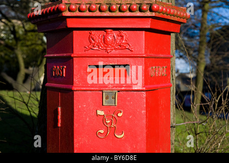 Viktorianischer Briefkasten / Pillarbox in Buxton, Derbyshire. VEREINIGTES KÖNIGREICH. Stockfoto