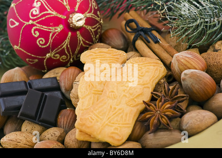 Weihnachtsplätzchen mit Nüssen als Closeup auf einem Weihnachtsteller Stockfoto