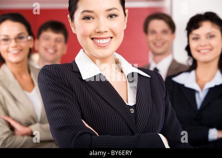 Porträt von fröhlichen Anführerin stand vor ihrer Business-team Stockfoto