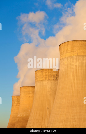 CO2-Emissionen und Dampf aus dem Kohlekraftwerk Ratcliffe-on-Soar in Nottinghamshire England GB EU Europa Stockfoto