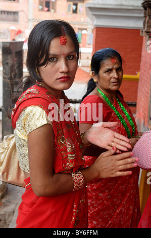 Hindu-Frau im Tempel während des Tihar-Festivals in Kathmandu, Nepal Stockfoto