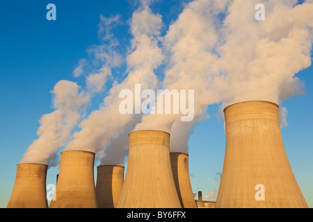 CO2-Emissionen und Dampf aus dem Kohlekraftwerk Ratcliffe-on-Soar in Nottinghamshire England GB Europa Stockfoto