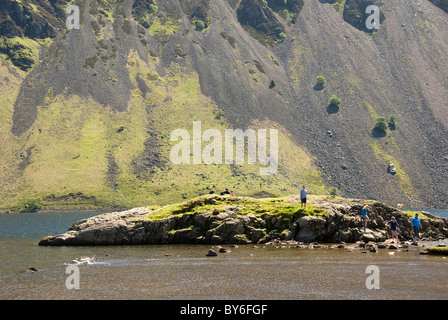Menschen auf der kleinen Insel, Wast Wasser Wasdale Valley, Lake District National Park, Cumbria, England, UK Stockfoto