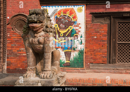 Steinlöwen vor Shiva Wandbild und den königlichen Palast in alten Patan, in der Nähe von Kathmandu, Nepal Stockfoto