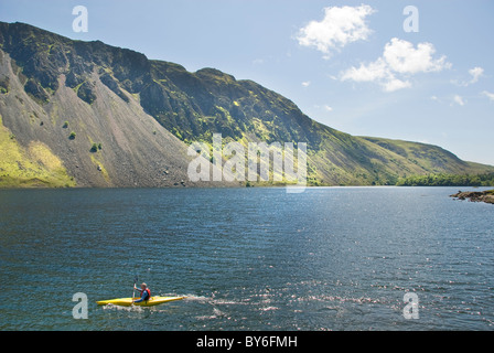 Kajakfahrer auf See Wastwater, Lake District, England, Cumbria, UK Stockfoto