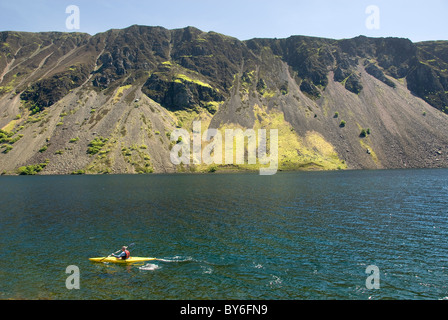 Kajakfahrer auf See Wastwater, Lake District, England, Cumbria, UK Stockfoto