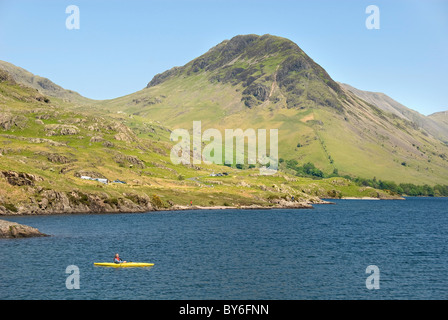 Kajakfahrer auf See Wastwater, Lake District, England, Cumbria, UK Stockfoto