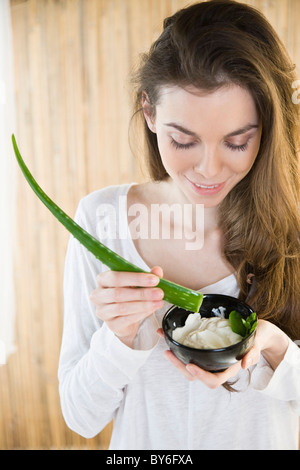 Junge Frau Vorbereitung Aloe Vera Gesichts Stockfoto