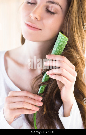 Junge Frau mit Aloe Vera Blatt Stockfoto