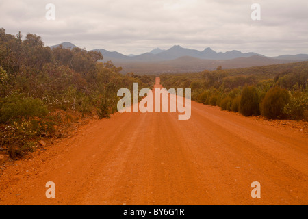 Rote Straße durch Stirling Range Nationalpark, Albany, Western Australia Stockfoto