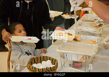 Freiwillige servieren Frühstück bis hin zu Obdachlosen Stockfoto
