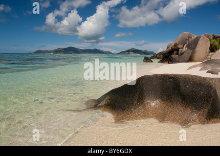 Seychellen, Insel La Digue. Anse Source D'Agent, beliebten weißen Sandstrand. Stockfoto