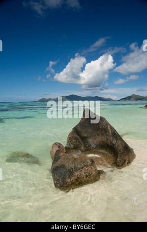 Seychellen, Insel La Digue. Anse Source D'Agent, beliebten weißen Sandstrand. Stockfoto