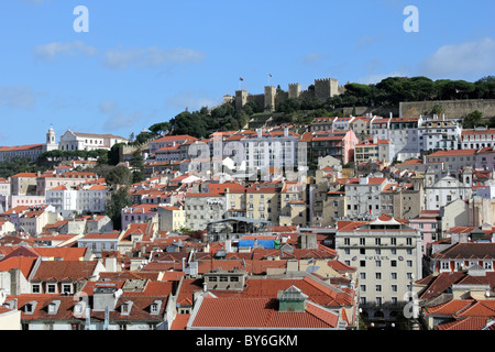 Blick über Dächer, mit Blick auf das Castelo de Sao Jorge aus der Igreja Do Carmo, Lissabon, Portugal Stockfoto
