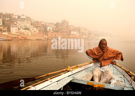 Indische Schiffer auf dem heiligen Fluss Ganges, Varanasi, Indien Stockfoto