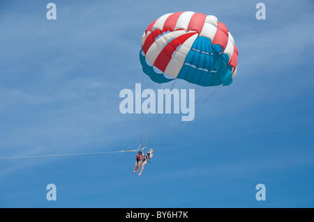 Malaysia, Insel Penang, Golden Sands Beach Resort. Parasailing vom Resort entfernt. Stockfoto