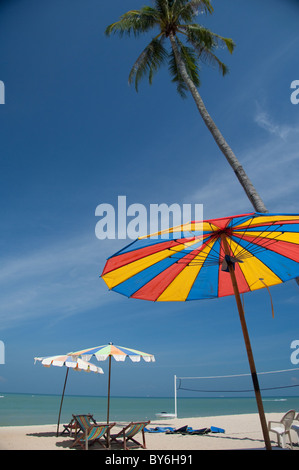 Malaysia, Insel Penang, Golden Sands Beach Resort. Beach Resort mit bunten Sonnenschirmen. Stockfoto