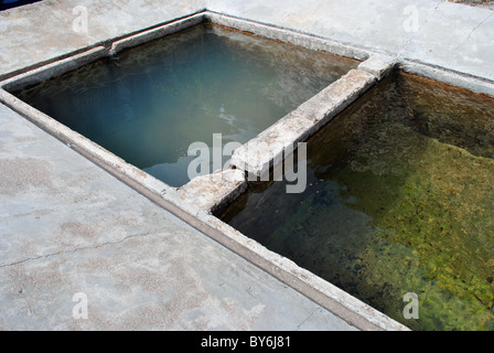 Alter Brunnen, Wäsche zu waschen Stockfoto