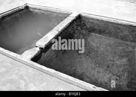 Alter Brunnen, Wäsche zu waschen Stockfoto