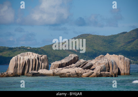 Seychellen, Insel La Digue. Blick auf die felsige Küste von La Passe Hafen. Stockfoto