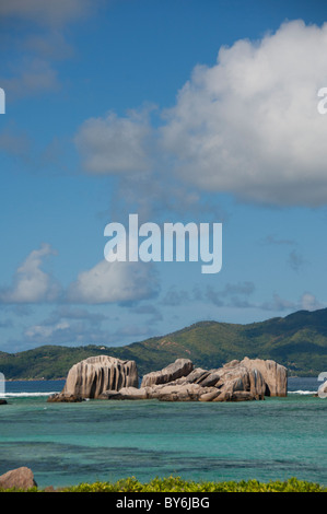 Seychellen, Insel La Digue. Blick auf die felsige Küste von La Passe Hafen. Stockfoto